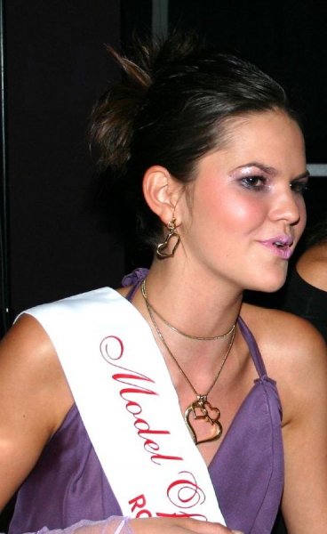 Ioana_Zileriu 2004 (Transilvania Fashion) a obtinut titlul Platinum Model la Model of the World in China