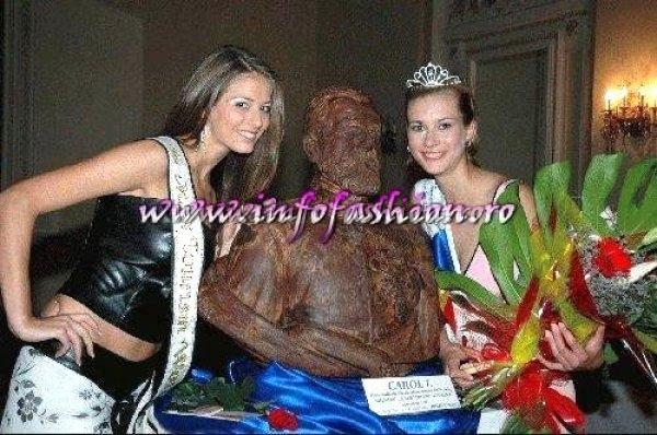Alina Ciorogariu, Regele Carol I (lucrare ciocolata executata de Maestrul Silvian Miron) si Andreea Motoi la Finala Miss Tourism World Romania Festival Valea Prahovei 2005