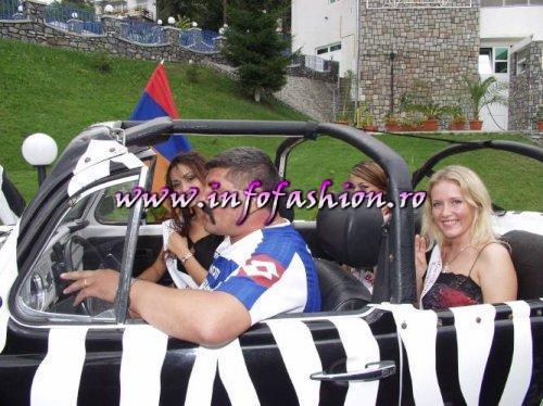 Caravana cu concurentele de la Miss Tourism Europe-2003 din Piata Sfatului pana la Castelul Peles