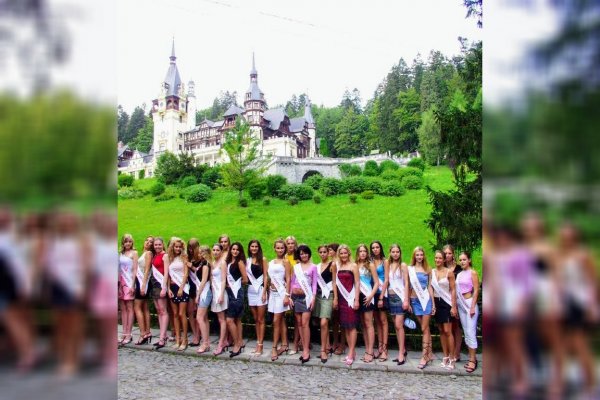 Photo shooting la Castelul Peles Sinaia cu concurentele de la Miss Tourism Europe 2003