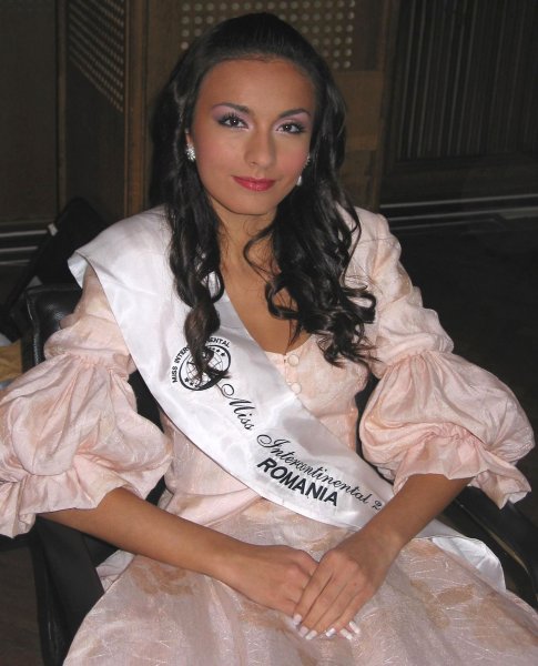 ROXANA CURELEA, reprezentanta Romaniei la Miss Intercontinental Bahamas 2006, invitata la Mihaela Tatu, `De 3X femeie` (30.10.2006), alaturi de interpreta Angelica Stoican