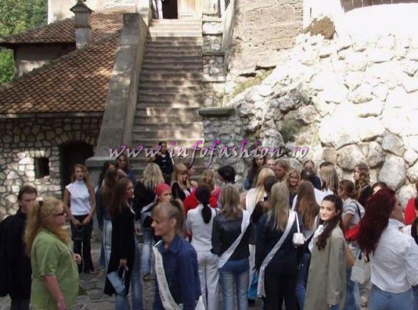 2003-Intalnirea concurentelor de la Miss Tourism Europe cu Dracula la Castelul Bran
