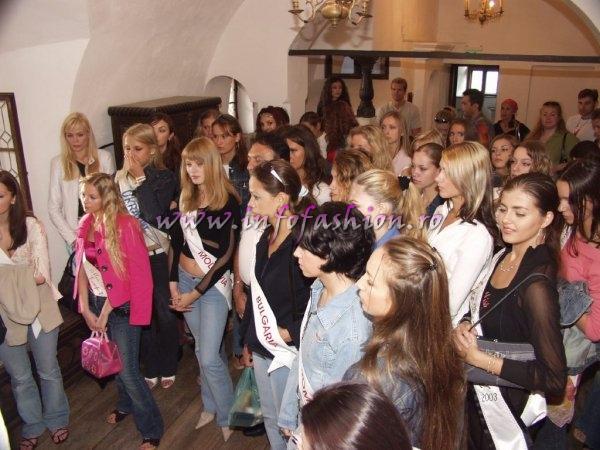 2003-Intalnirea concurentelor de la Miss Tourism Europe cu Dracula la Castelul Bran