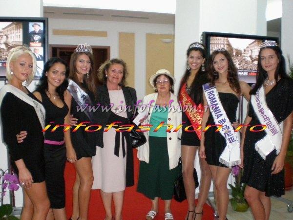 Psihologul Lucia Sterian(stg) dand sfaturi Loredanei Salanta, Miss World Romania 2009 la inaugurarea Salii Savoy