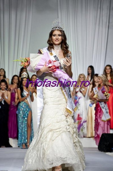 In Korea, Simona Bitiusca participanta la Miss World Romania, a castigat titlul International Model of the Year 2009 
