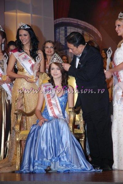 Sorina Neacsu a fost incoronata Miss Tourism Metropolitan International in Malaezia, pe 31 Dec.2007.Designerul Oana Savescu i-a asigurat 3 tinute de seara, Casa Lissa - o alta rochie de seara, iar Casa Scheremet, costumul national. 
