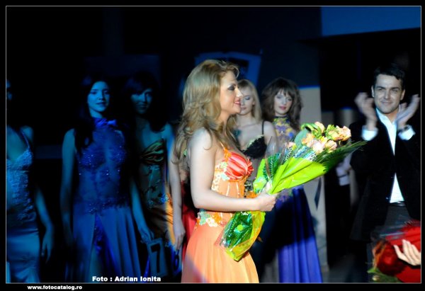 Oana Savescu Tinute de seara 2008 la Top Model of The World Romania si mireasa colectiei, Oana Turcu, manager Ardes Cosmetici 