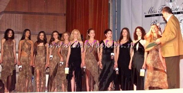 O parte din concurentele de la Miss Tourism World Romania 2002