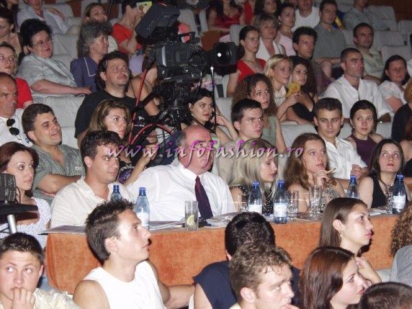 Juriu si spectatori la Miss Tourism World Romania 2002