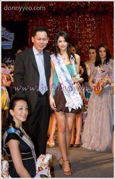Ioana Mosneagu, Romania (winner Miss Charm 2008) with Mr. H.C. Chan (Sunway Pyramid senior general manager)