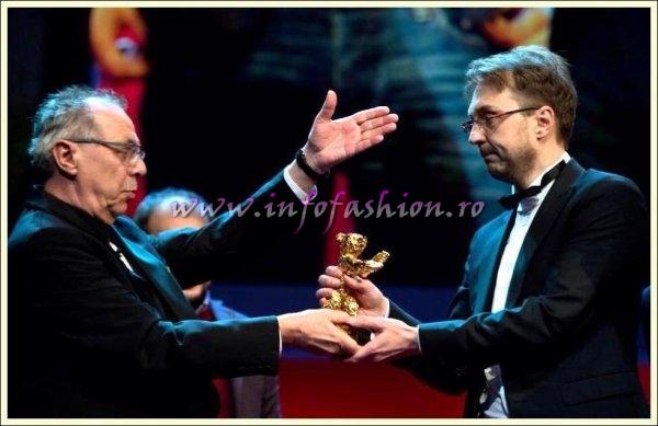 Dieter Kosslick, Directorul Festivalului International de Film Berlinale oferind Ursul de Aur lui Calin Peter Netzer