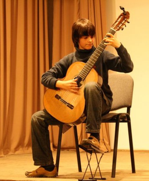 Guitar_Alecu Vicentiu Ciapi (n.1998) are deja 23 de premii Who`sWho_CP